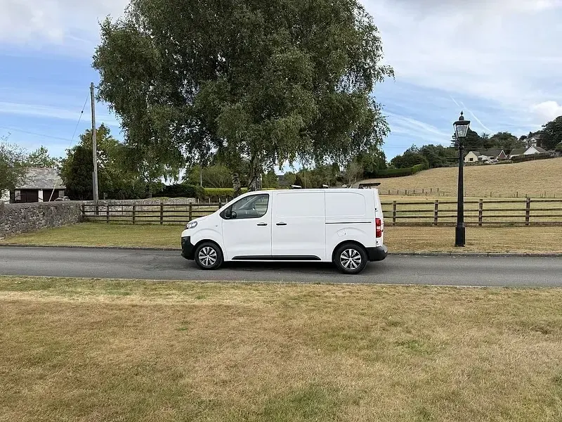 Used Citroën Dispatch 100 HP (73 kW) 2021 White MPV