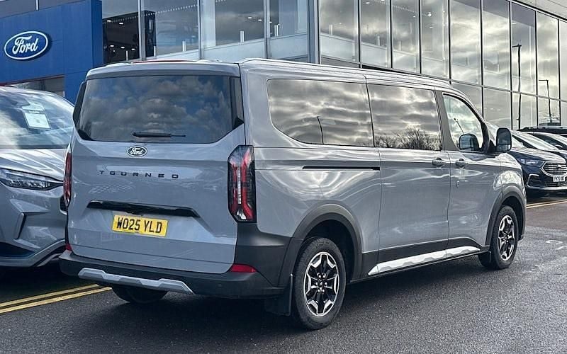 Begagnad Ford Tourneo Active 170 HK (125 kW) 2025 Minibuss