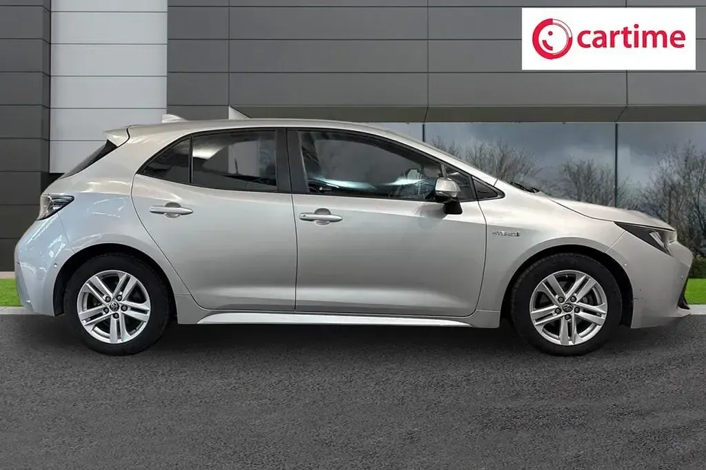 Used Toyota Corolla 122 HP (89 kW) 2021 Silver Hatchback