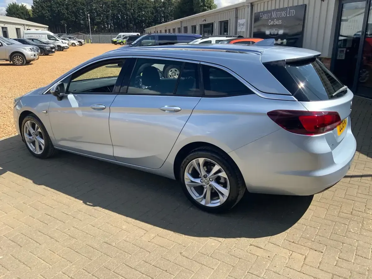 Used Vauxhall Astra SRi 2018 Silver Estate