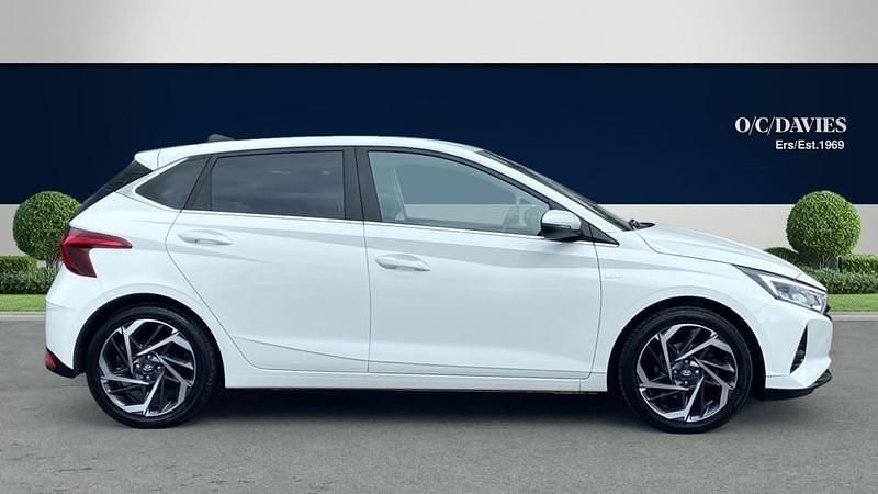 Used Hyundai i20 Premium 100 HP (73 kW) 2022 White Hatchback
