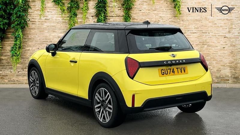 Used Mini Cooper Hatch 154 HP (113 kW) 2024 Yellow Hatchback