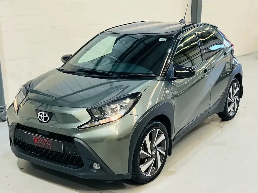 Usado Toyota Aygo X 72 HP (52 kW) 2023 Verde SUV