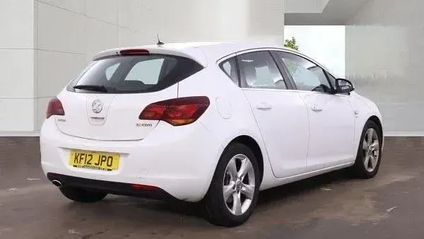 Begagnad Vauxhall Astra SRi 165 HK (121 kW) 2012 Vit Halvkombi