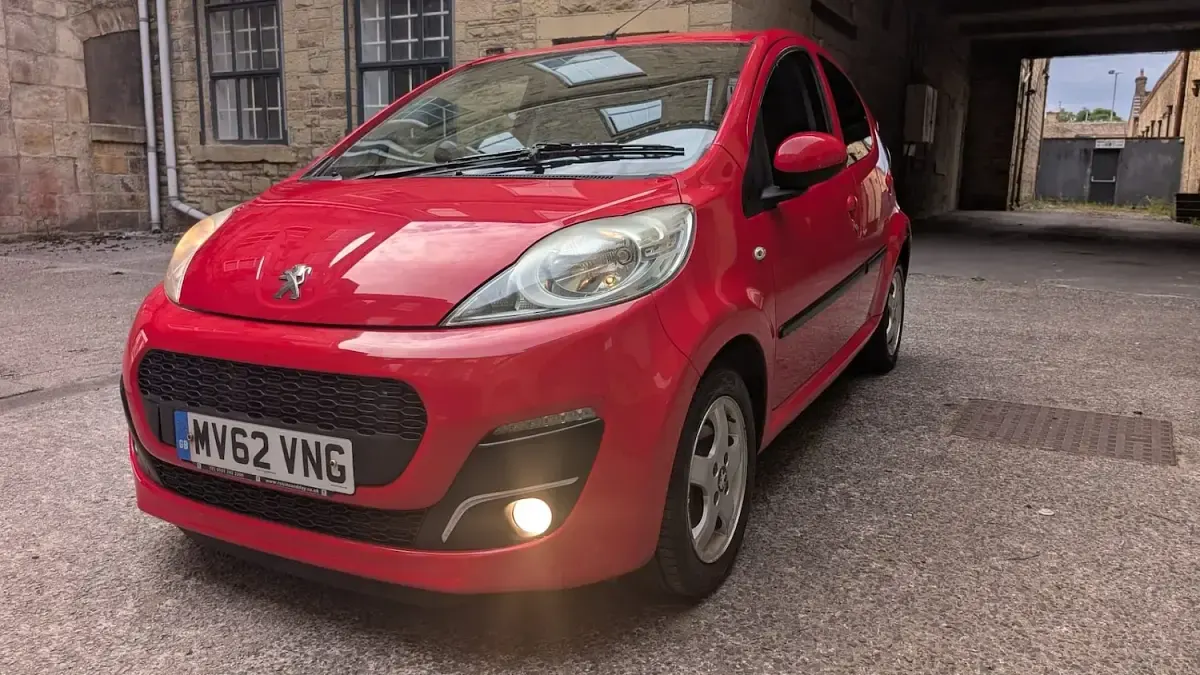 Used Peugeot 107 Allure 68 HP (50 kW) 2012 Red Hatchback