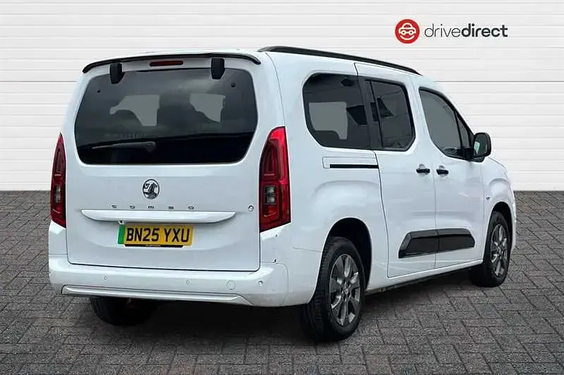 Used Vauxhall Combo Ultimate 100 kW (136 HP) 2025 White MPV
