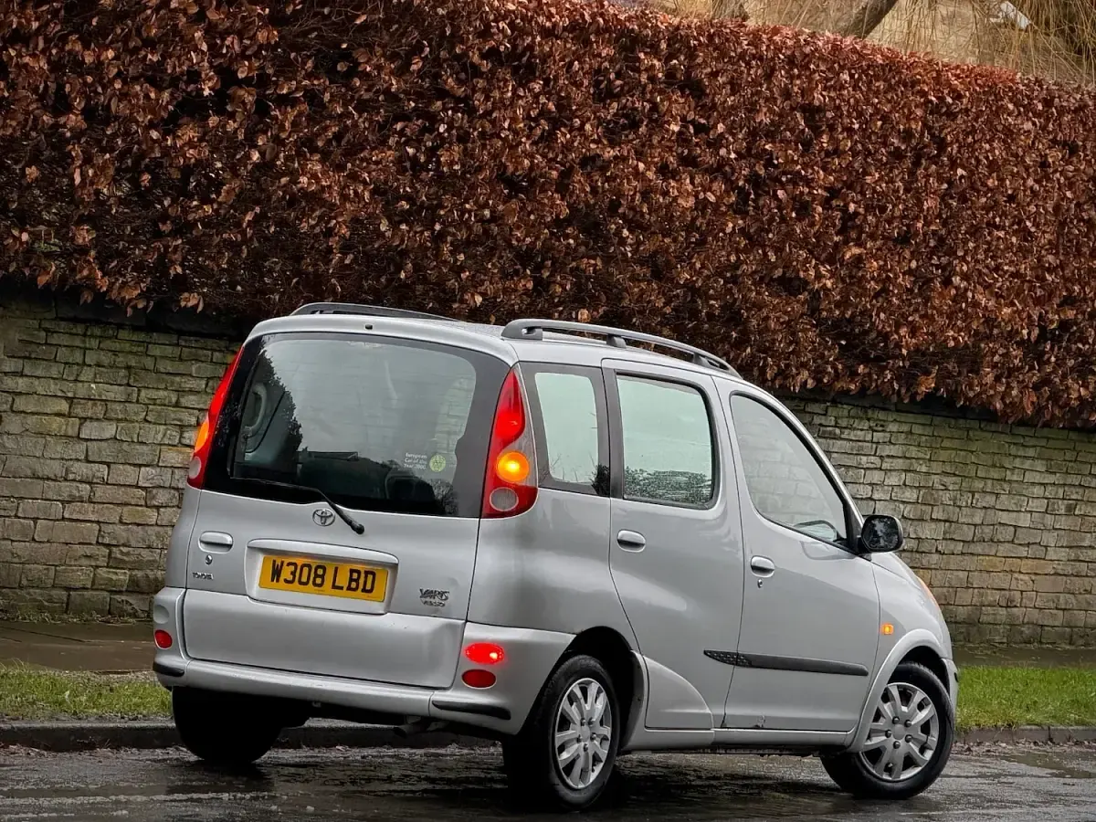 Used Toyota Yaris Verso 2000 Silver MPV