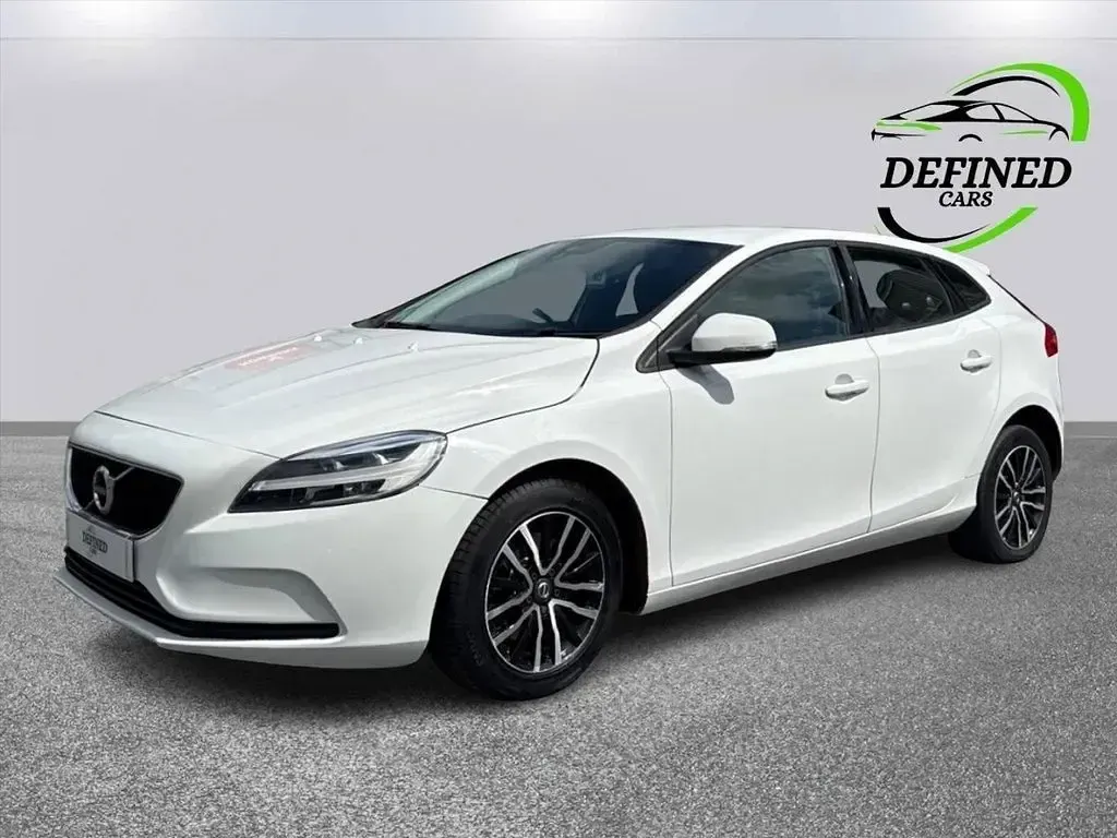 Used Volvo V40 Momentum 122 HP (89 kW) 2018 White Hatchback