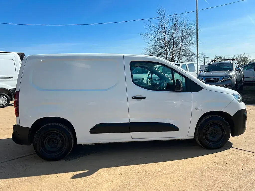 Used Citroën Berlingo Start 75 HP (55 kW) 2020 White MPV