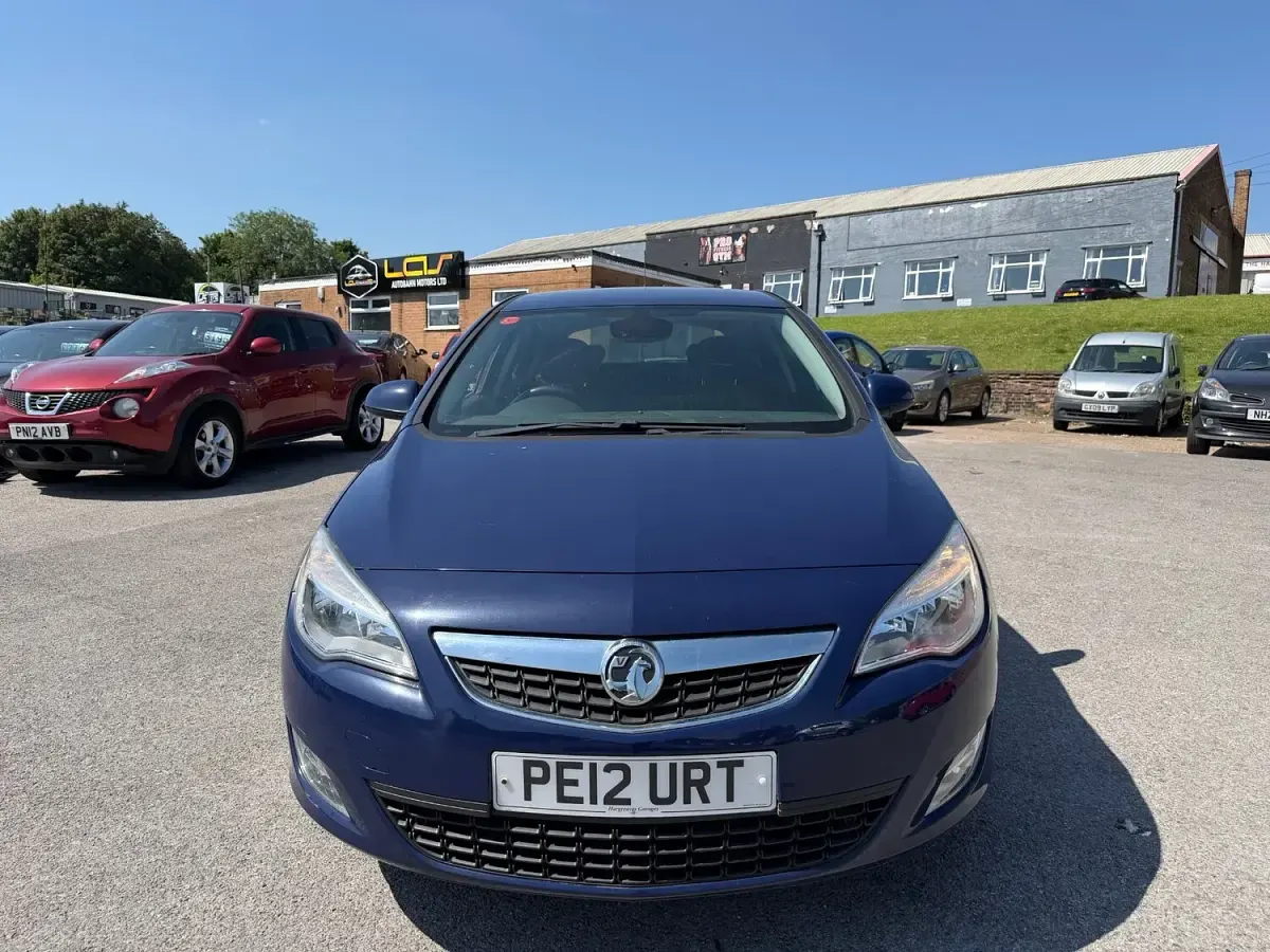 Used Vauxhall Astra 115 HP (84 kW) 2012 Blue Hatchback