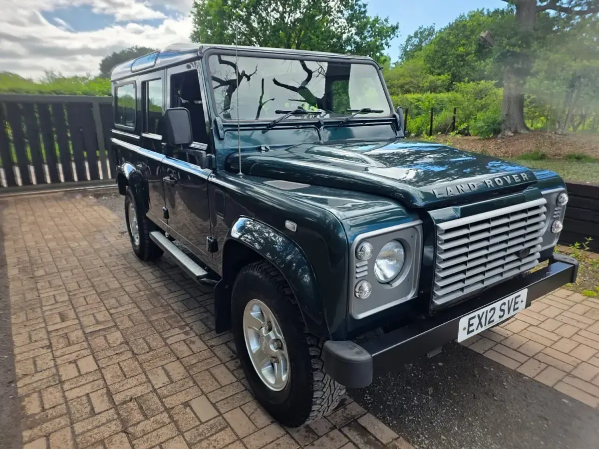 Used Land Rover Defender 122 HP (89 kW) 2012 Green Estate