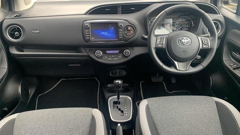 Used Toyota Yaris Hybrid 99 HP (72 kW) 2020 Blue