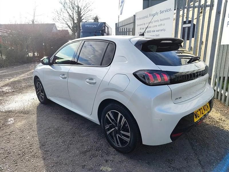 Used Peugeot 208 Allure+ 75 HP (55 kW) 2022 White Hatchback