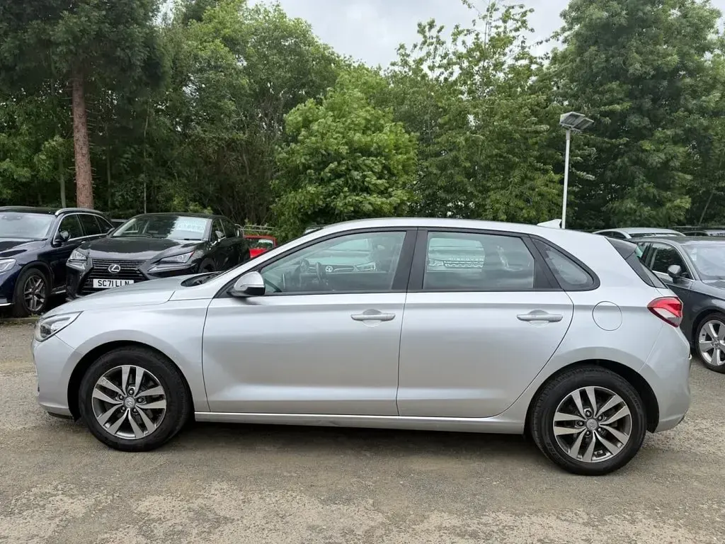 Used Hyundai i30 SE 140 HP (102 kW) 2017 Silver Hatchback
