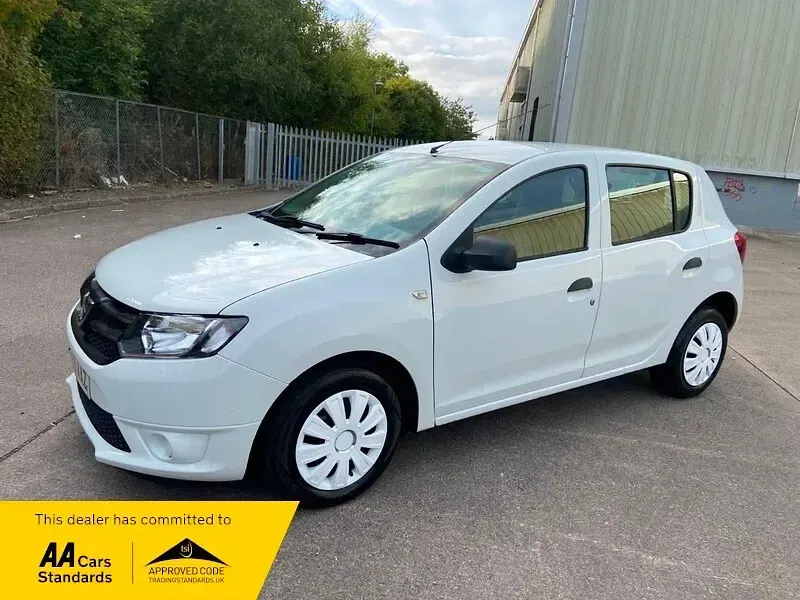 Used Dacia Sandero Ambiance 75 HP (55 kW) 2015 White Hatchback