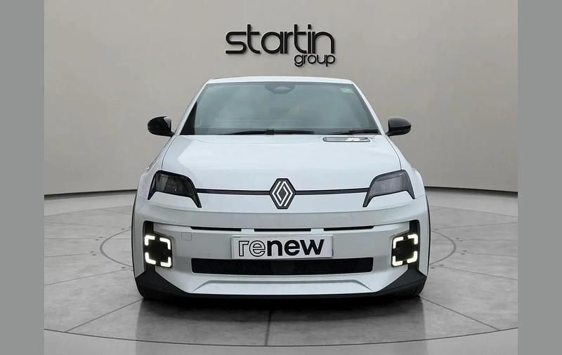 Used Renault R5 Komfort 110 kW (150 HP) 2025 White Hatchback