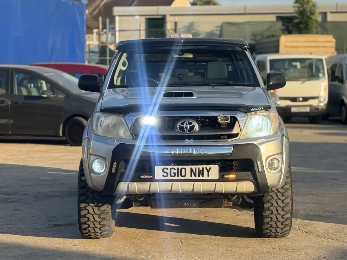 Used Toyota HiLux 144 HP (105 kW) 2010 Silver Pickup