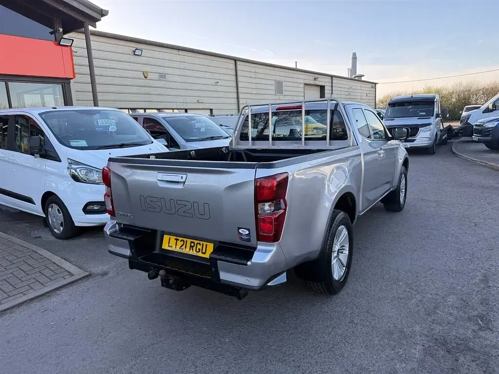 Used Isuzu D-Max 163 HP (119 kW) 2021 Silver Pickup