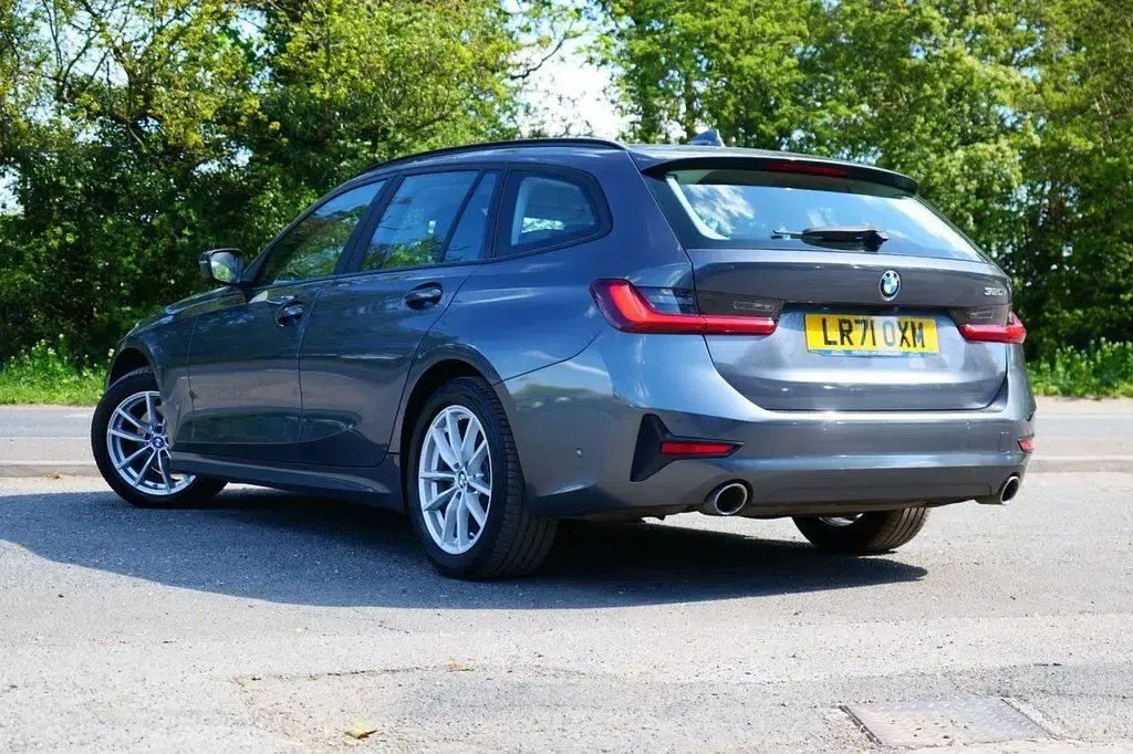 Używany BMW 320 Comfort Edition 184 KM (135 kW) 2021 Szary Kombi