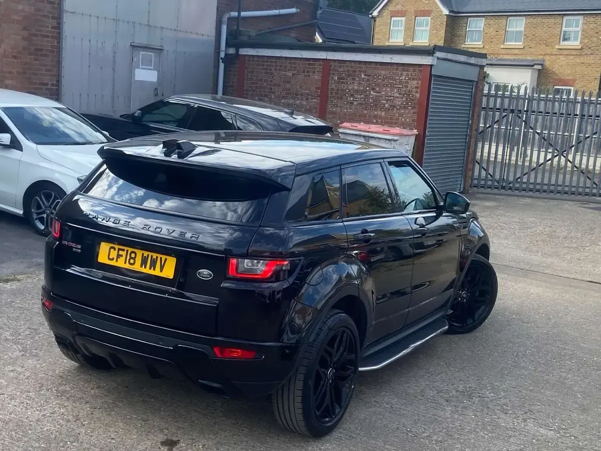 Used Land Rover Range Rover evoque HSE Dynamic 180 HP (132 kW) 2018 Black Estate
