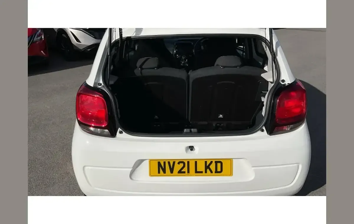 Used Citroën C1 Shine 72 HP (52 kW) 2021 White Hatchback