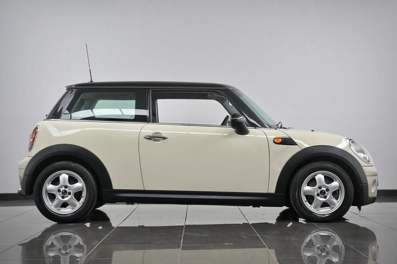 Used Mini Cooper D Hatch 2010 White Hatchback