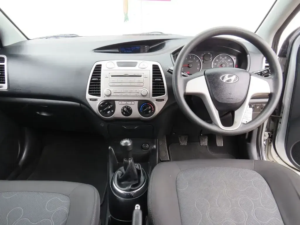 Used Hyundai i20 Classic 78 HP (57 kW) 2011 Silver Hatchback