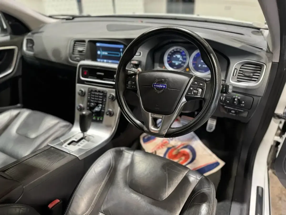 Used Volvo V60 R-Design 180 HP (132 kW) 2012 White Estate
