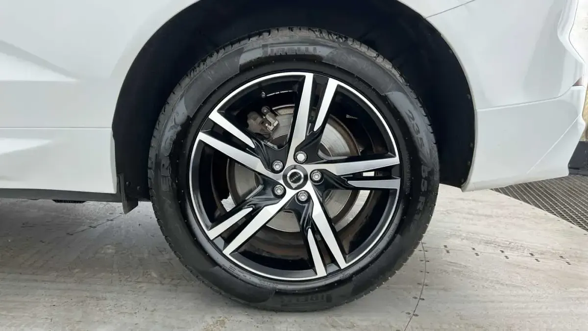 Used Volvo XC60 R-Design 247 HP (181 kW) 2022 SUV