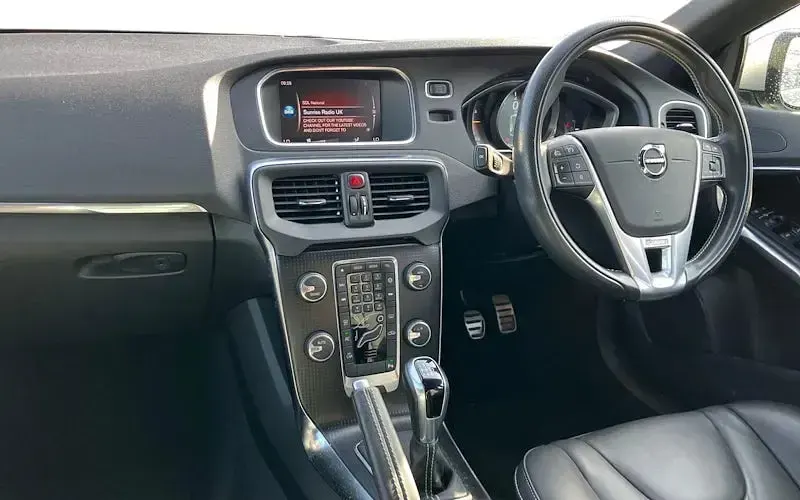 Used Volvo V40 R-Design 122 HP (89 kW) 2019 Hatchback