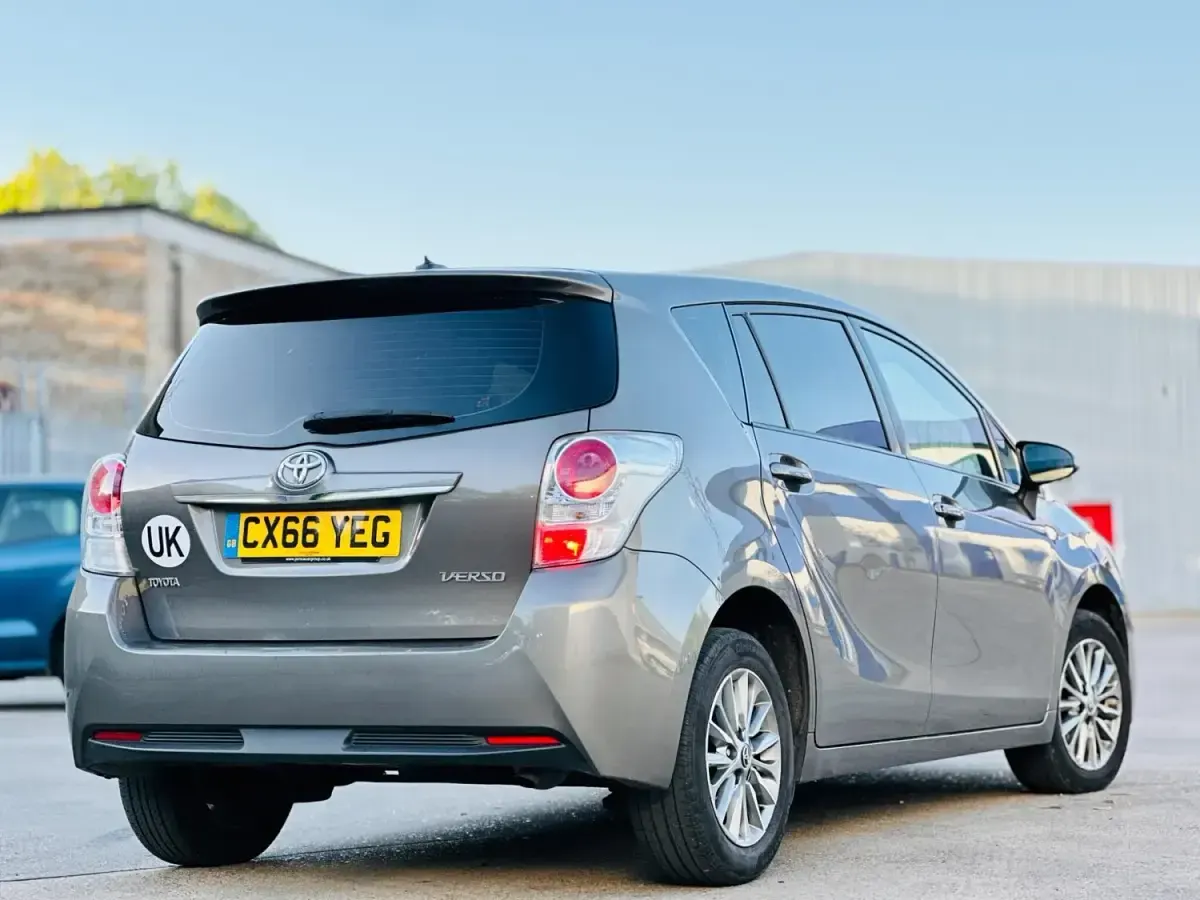 Usado Toyota Verso 132 HP (97 kW) 2016 Castanho Monovolume