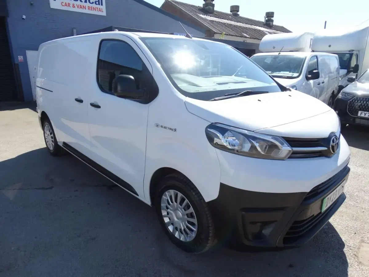 Usado Toyota Proace 100 kW (136 HP) 2023 Branco Monovolume