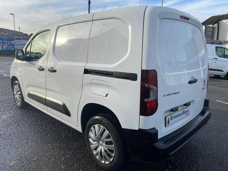 Begagnad Peugeot Partner 131 HK (96 kW) 2021 Vit Minibuss
