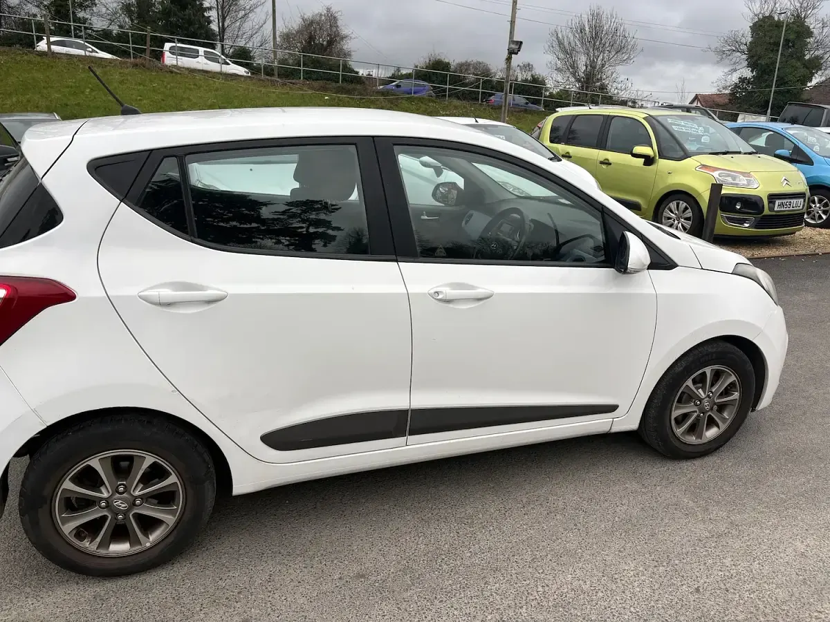 Käytetty Hyundai i10 Premium 66 HP (48 kW) 2015 Valkoinen Viistoperä