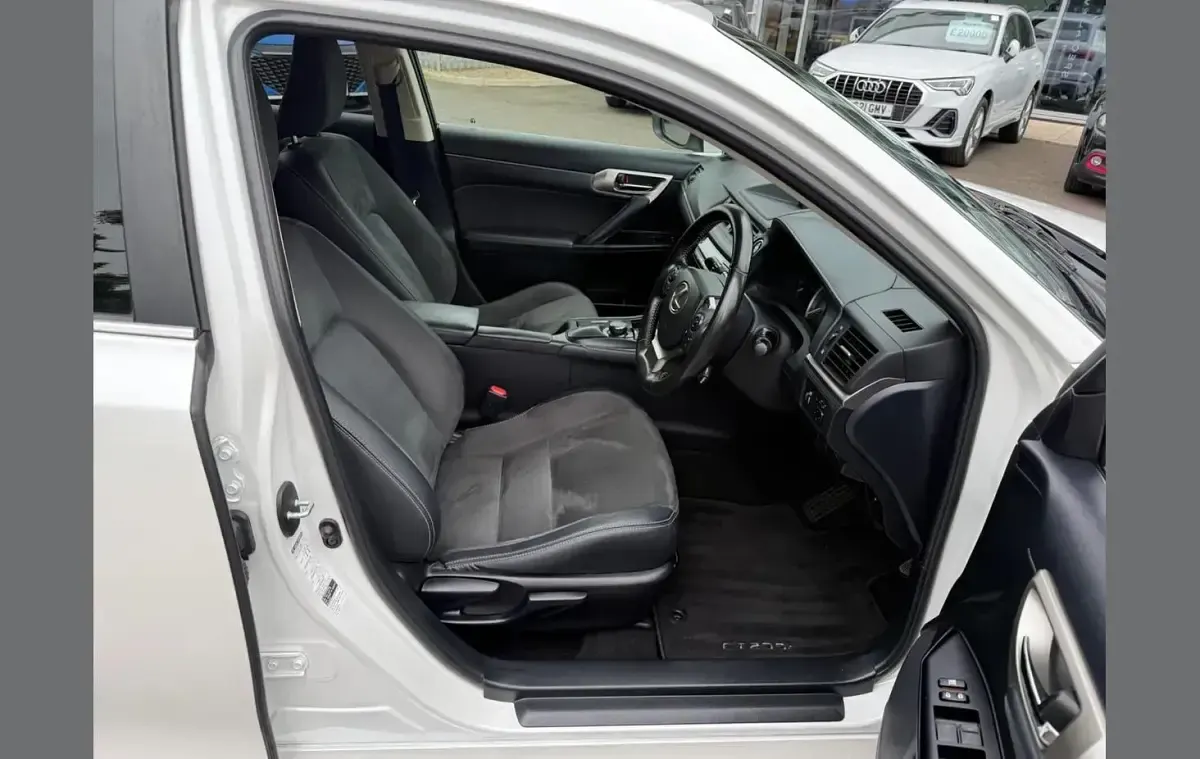 Used Lexus CT200h 134 HP (98 kW) 2020 White Hatchback