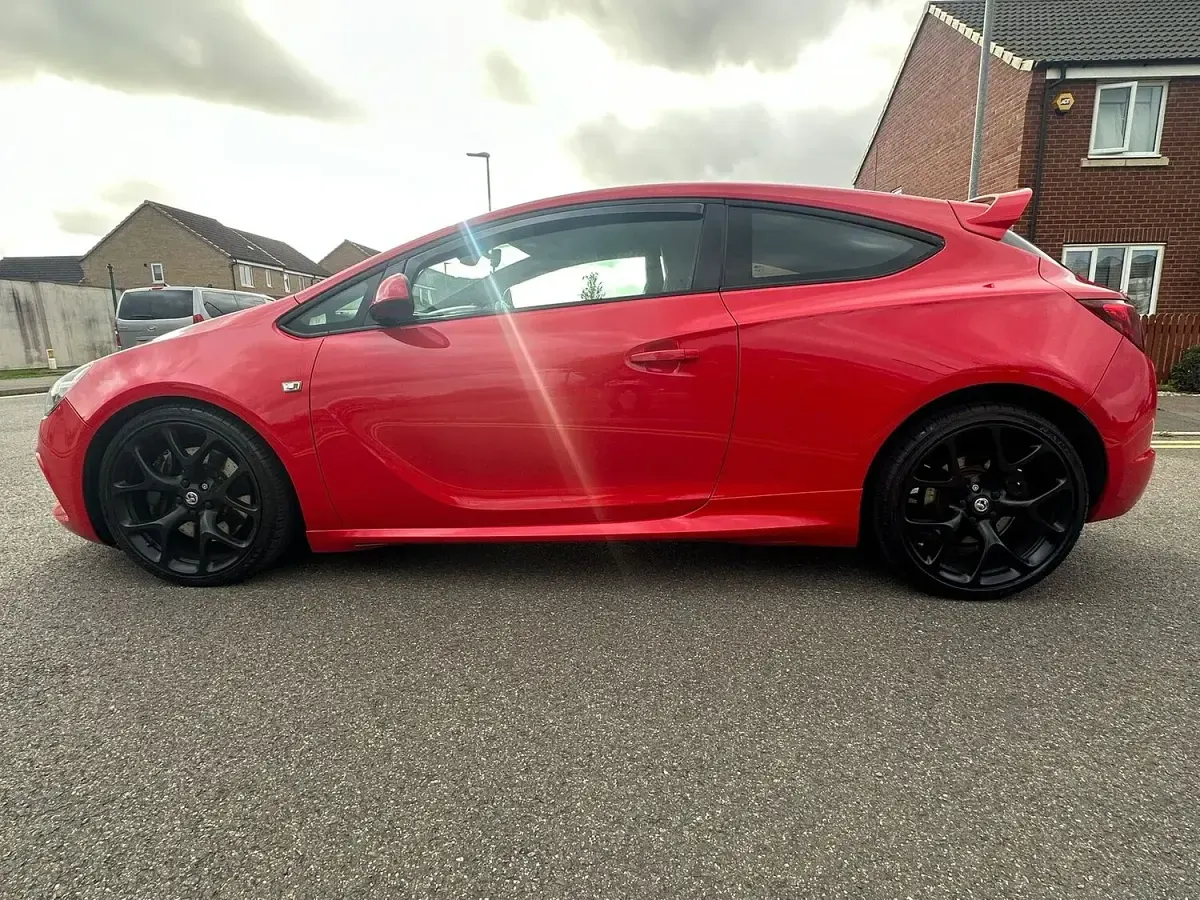Used Vauxhall Astra GTC 280 HP (205 kW) 2014 Red Hatchback