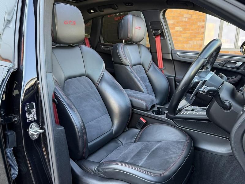 Used Porsche Macan 360 HP (264 kW) 2018 Black SUV