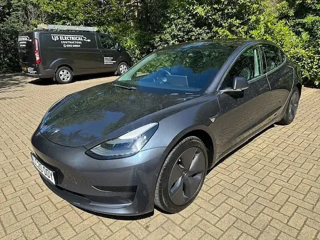 Käytetty Tesla Model 3 Standard Range Plus 366 kW (498 HP) 2020 Harmaa Sedan