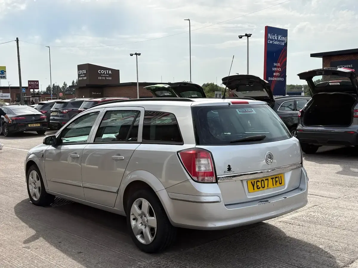 Used Vauxhall Astra Club 100 HP (73 kW) 2007 Sovereign silver Estate