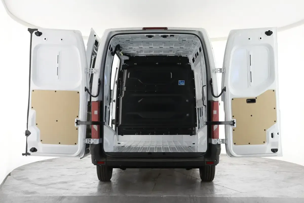 New Renault Master 103 kW (141 HP) 2026 White MPV