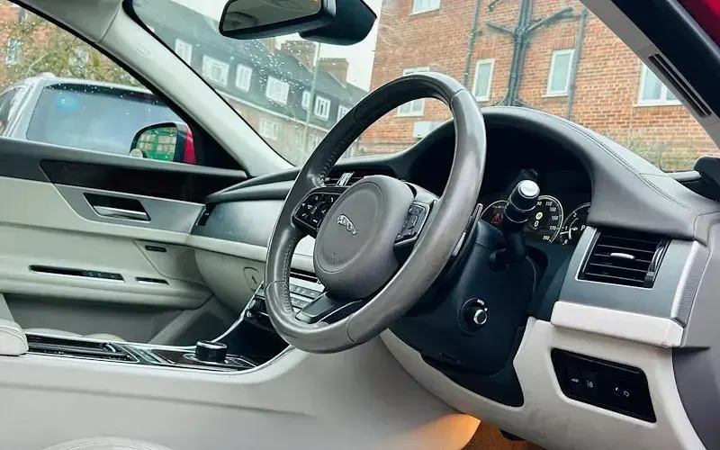 Used Jaguar XF Portfolio 179 HP (131 kW) 2017 Red Sedan