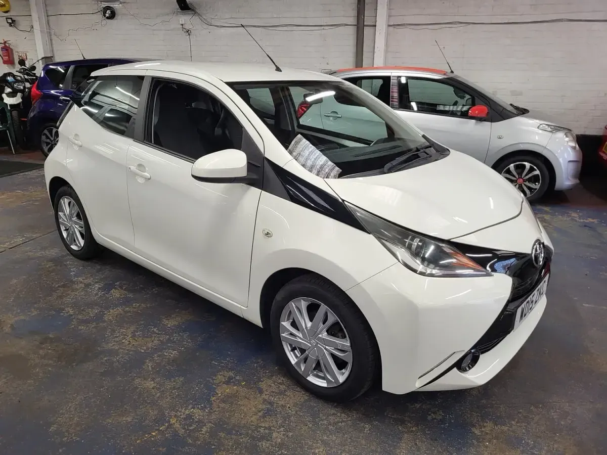 Used Toyota Aygo x-press 67 HP (49 kW) 2015 White Hatchback