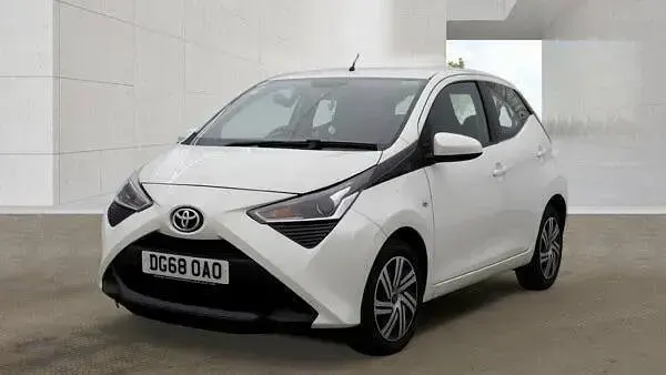 Used Toyota Aygo X-play 2018 White Hatchback