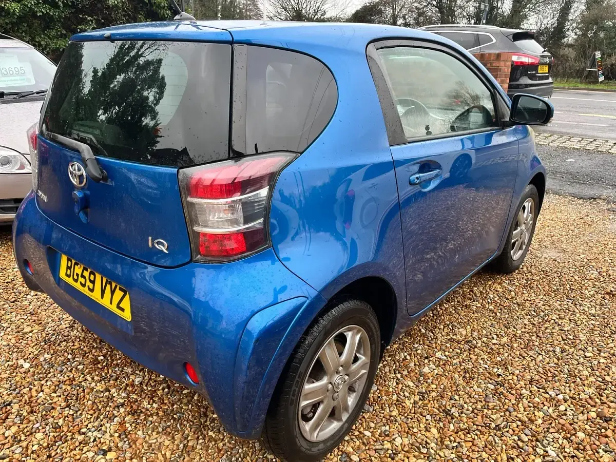 Used Toyota iQ 68 HP (50 kW) 2010 Blue Hatchback