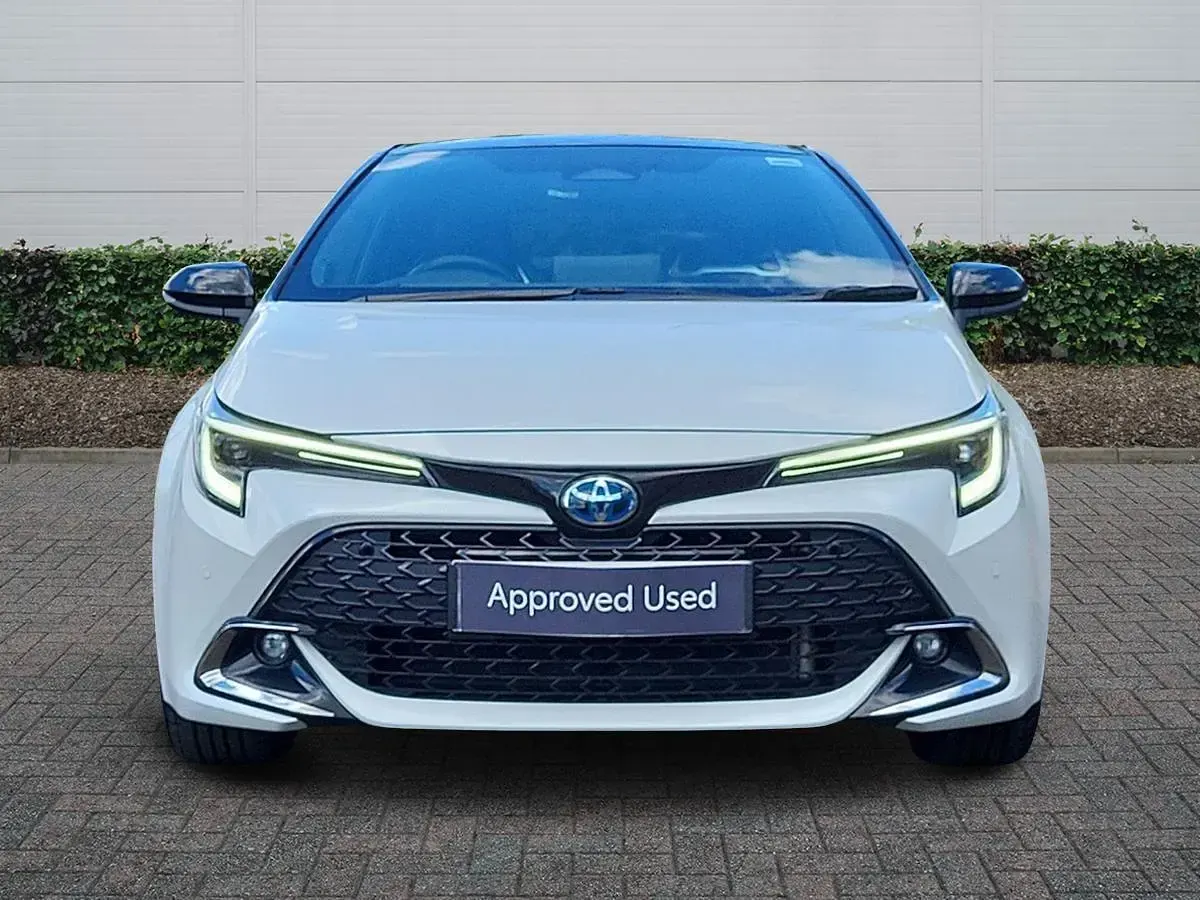 Used Toyota Corolla 196 HP (144 kW) 2025 White/black Hatchback