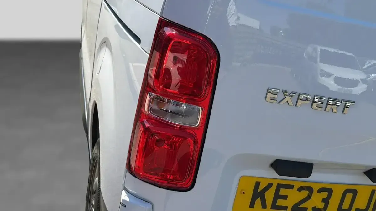 Used Peugeot Expert Premium 142 HP (104 kW) 2023 White Van