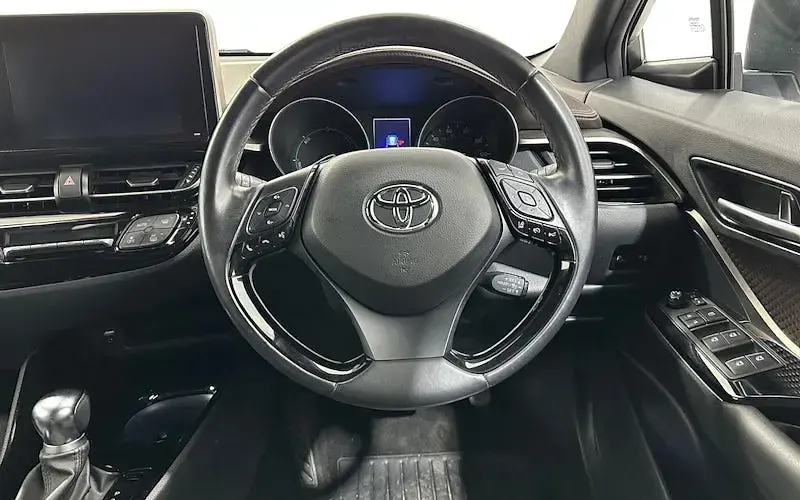 Used Toyota C-HR 122 HP (89 kW) 2019 White SUV