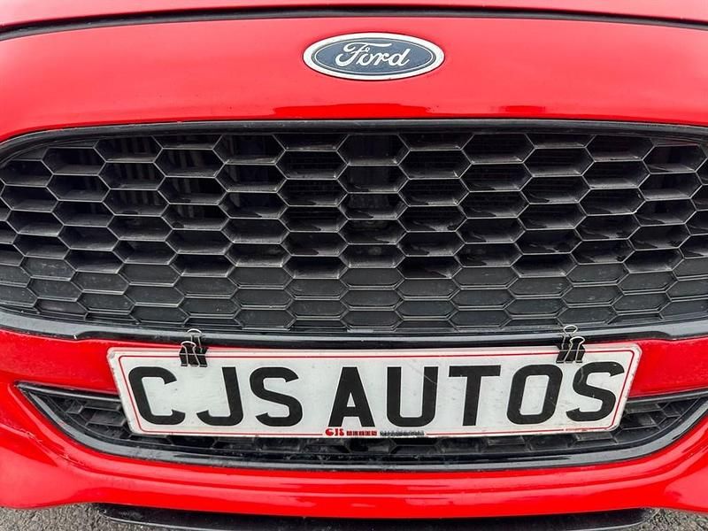 Begagnad Ford Fiesta Zetec 2016 Röd Halvkombi