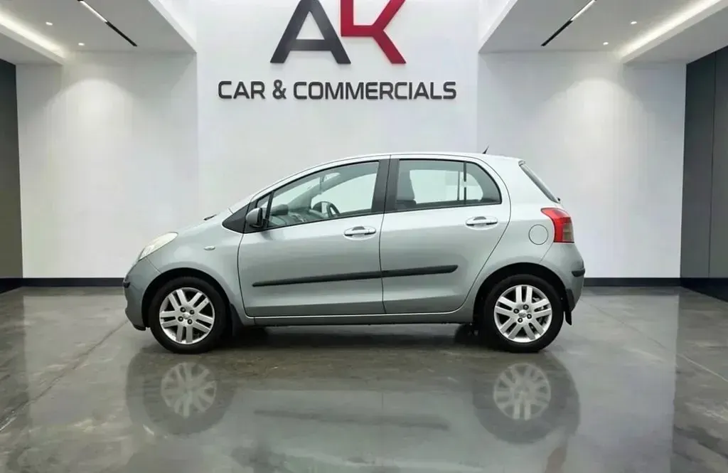 Used Toyota Yaris 85 HP (62 kW) 2007 Silver Hatchback