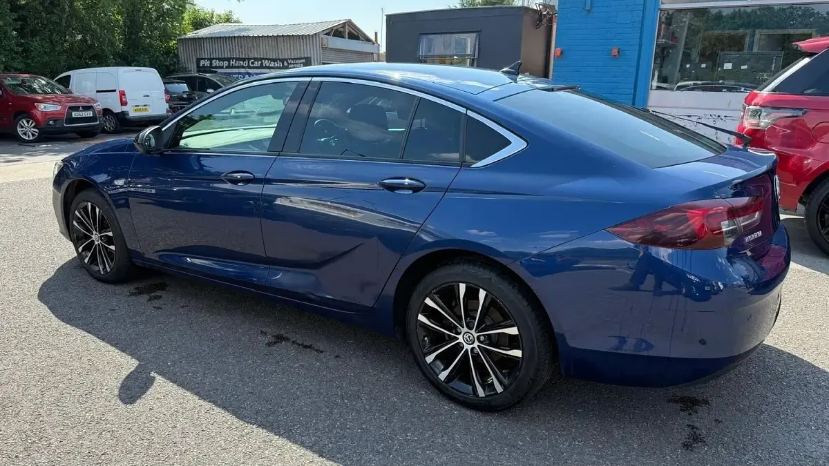 Used Vauxhall Insignia Ultimate 122 HP (89 kW) 2021 Blue Hatchback